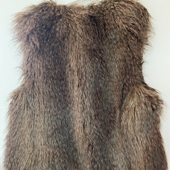 Club Monaco - Matilda Faux Fur Vest || Brown Shade - Picture 4 of 6